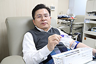 황교안 당 대표, 헌혈 봉사활동