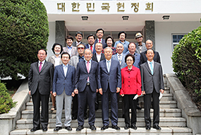 김종인 비상대책위원장, 유경현 대한민국 헌정회장 예방