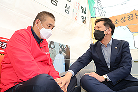 김기현 당 대표 권한대행, 최승재 의원 1인 시위 천막 방문