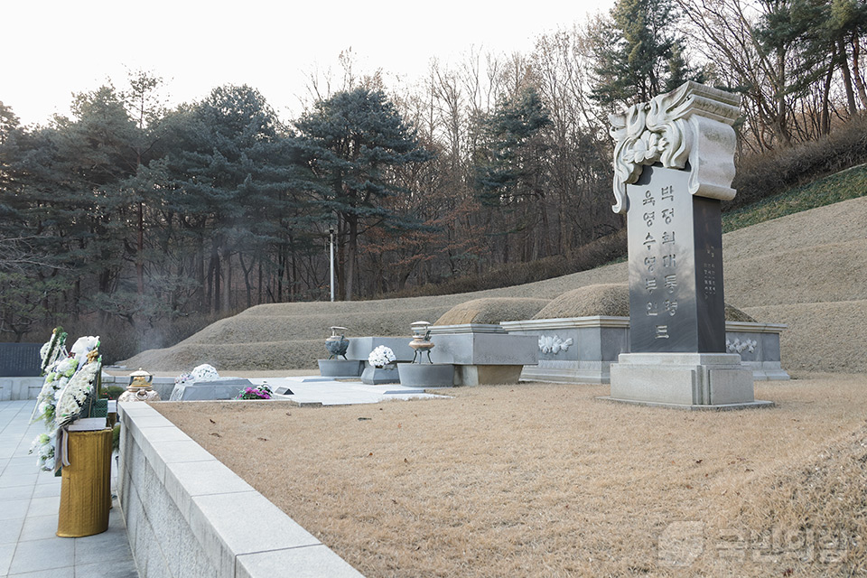 전직 대통령 묘역 참배[박정희·이승만 前 대통령 묘소]