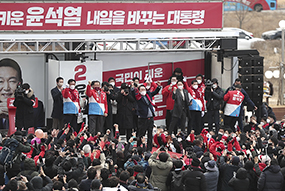 “서해안시대는 새로운 100년의 중심 내포에서!” 홍성 내포신도시 유세