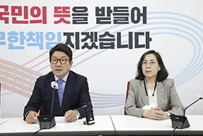 권성동 원내대표, 김현숙 여성가족부 장관 접견