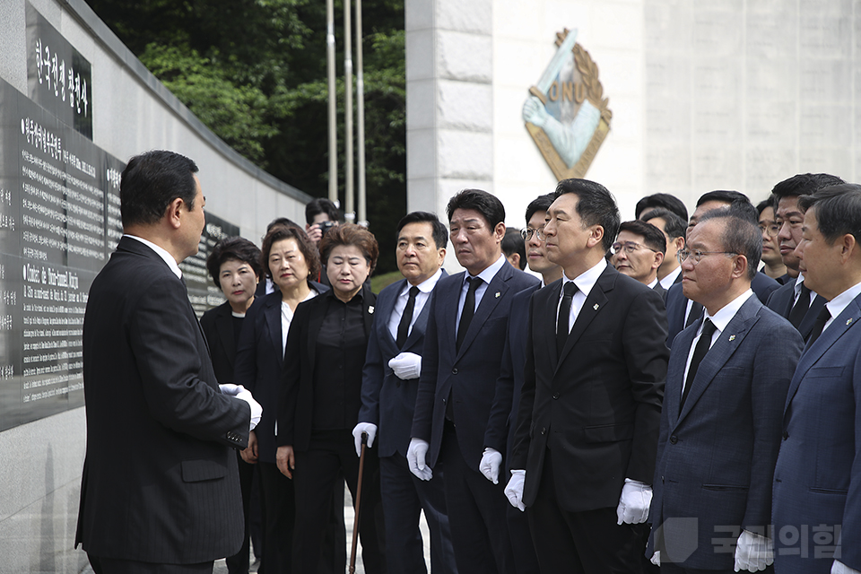 김기현 당 대표, 프랑스군 6·25전쟁 참전기념비 참배