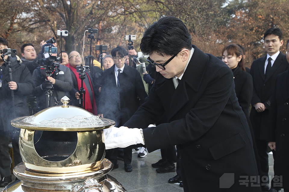 한동훈 비상대책위원장, 전직 대통령 묘역 참배[박정희·이승만 前 대통령]