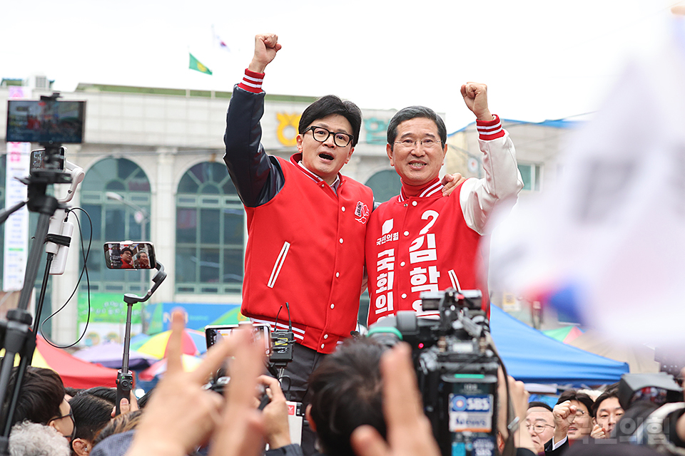 경기 안성시 '서인사거리 앞' 거리인사