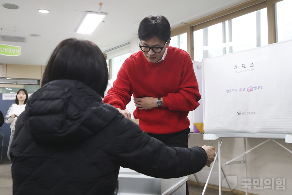 '사전투표가 국민의힘!' 신촌동 사전투표소 사전투표