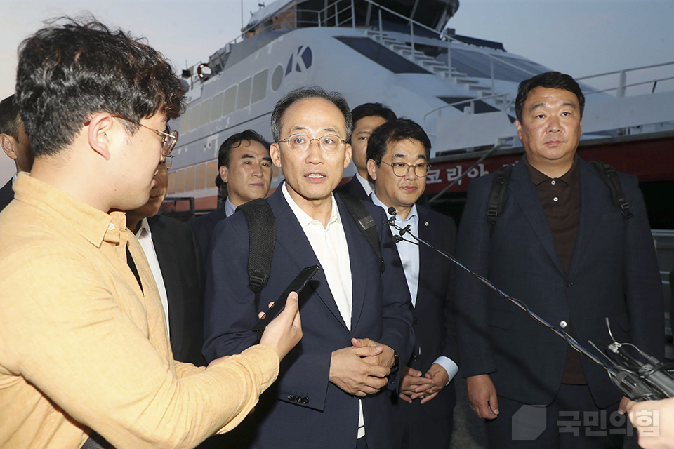 국민의힘 소속 의원, 추경호 원내대표 복귀 촉구 의결 전달