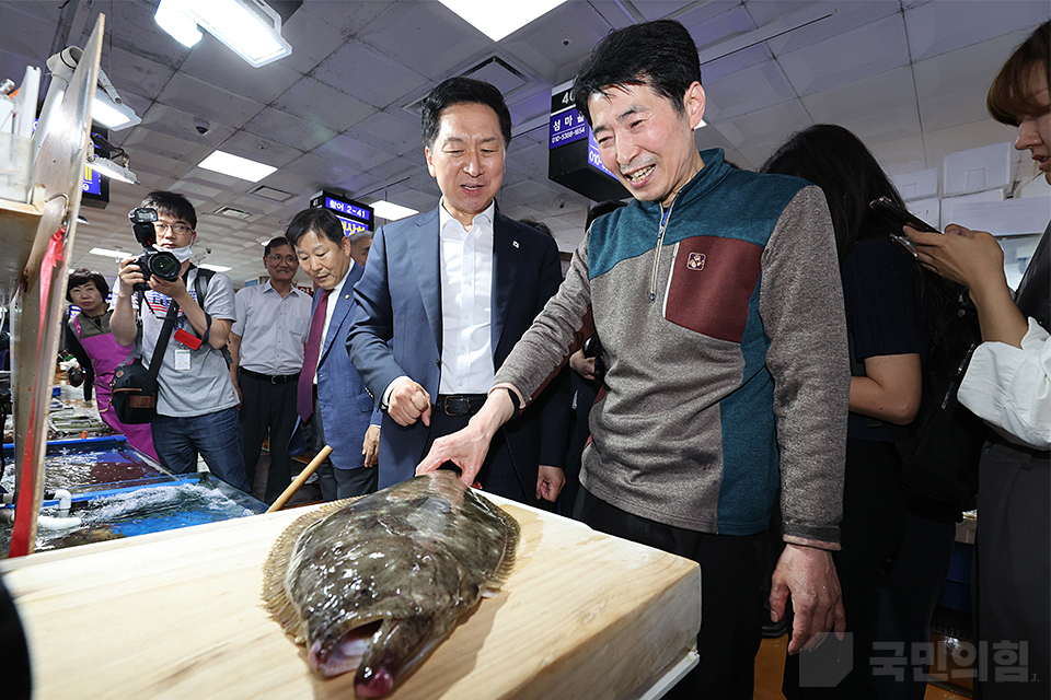 김기현 당 대표, 노량진수산시장 방문