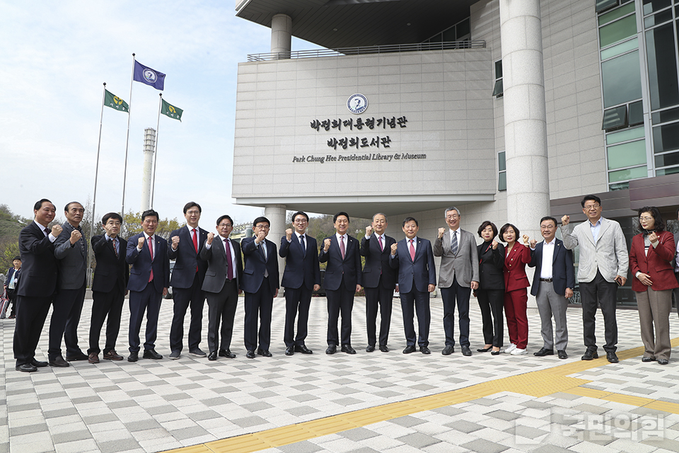 김기현 당 대표, 박정희 대통령 기념관 방문